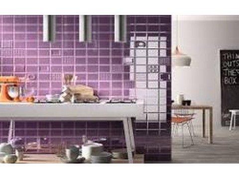 Фиолетовая керамическая плитка в интерьере